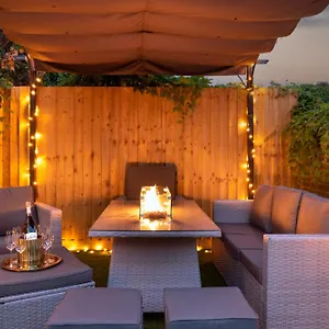 Exquisite Apartments- With Garden Lounge & games room Apartment